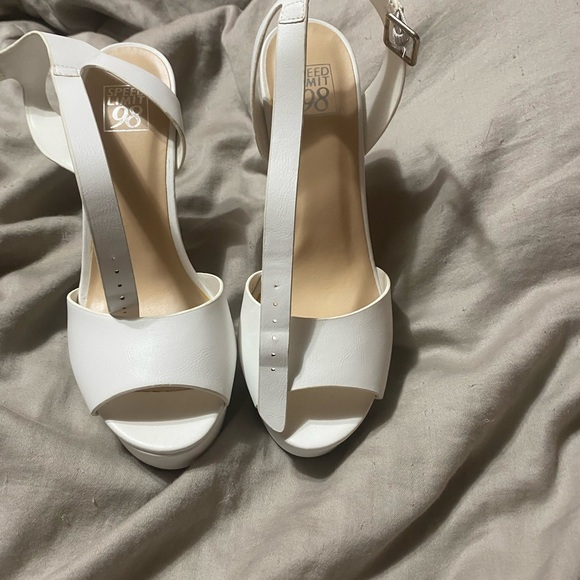 Speed Limit 98 Elegant White Heels - Picture 6 of 6